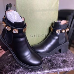 Gucci Leather ankle boot with belt